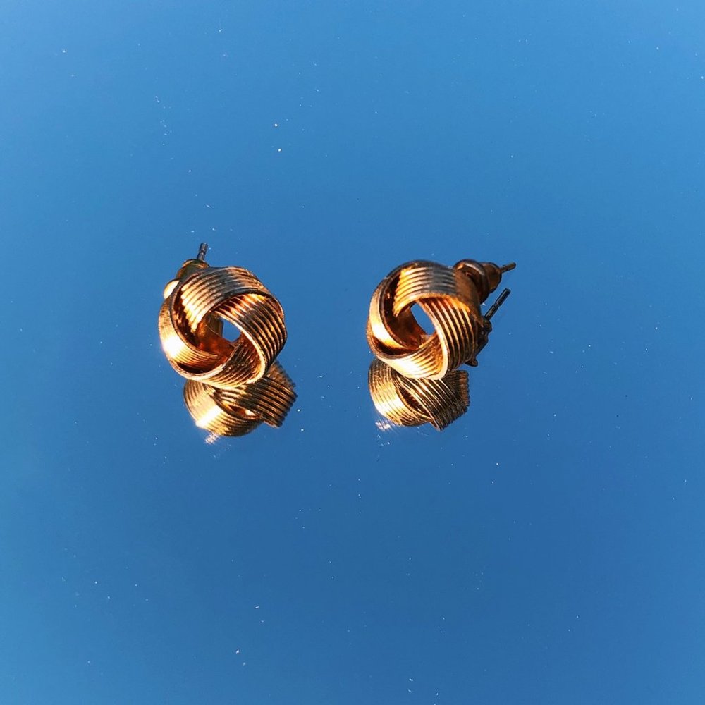 GOLD TWIST CIRCLE STUD EARRINGS💫